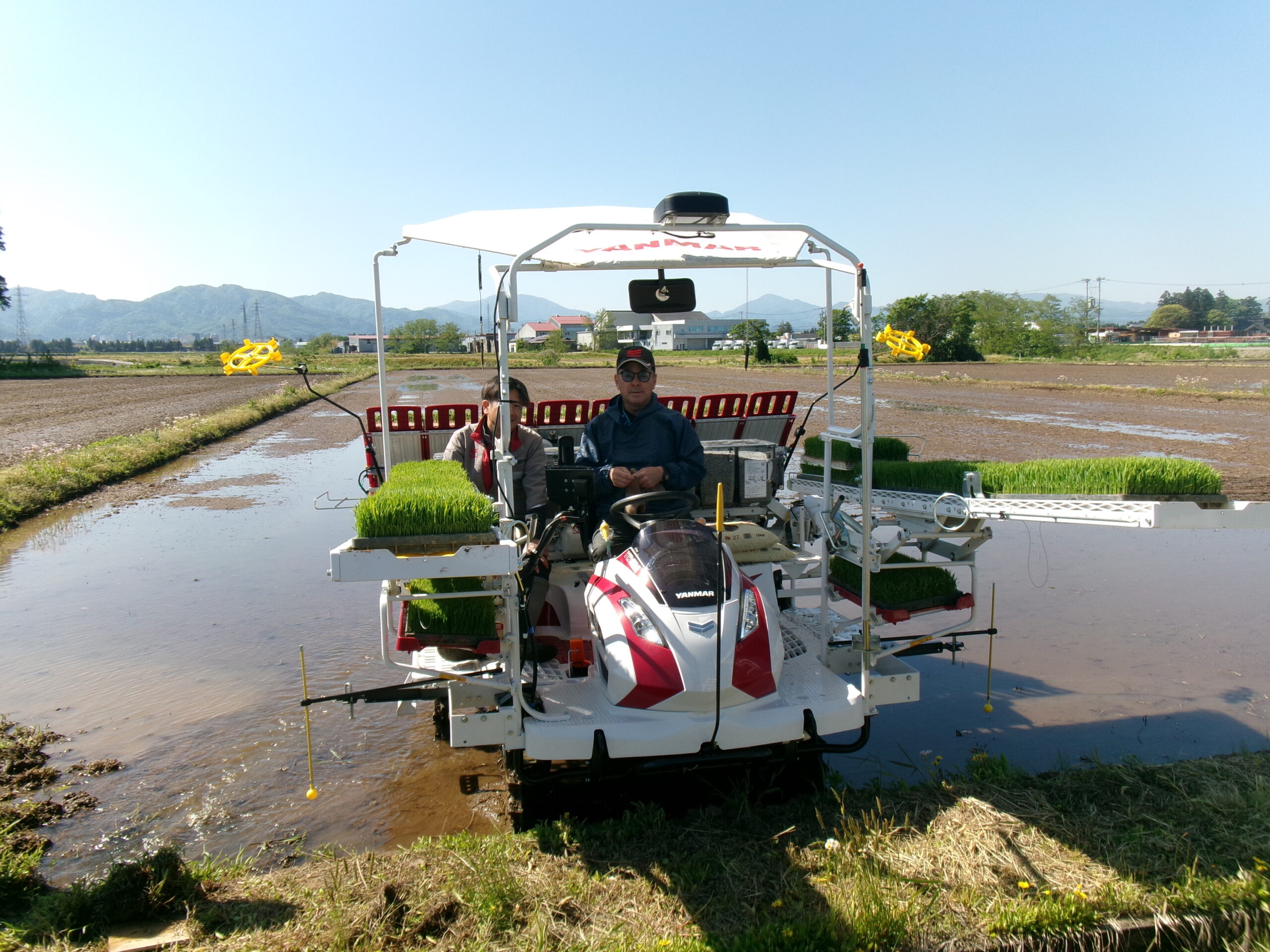 田植え作業に使用する農機の写真